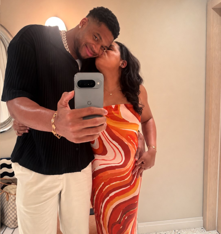giannis Antentekoumpo and his wife taking a selfie in the mirror 
